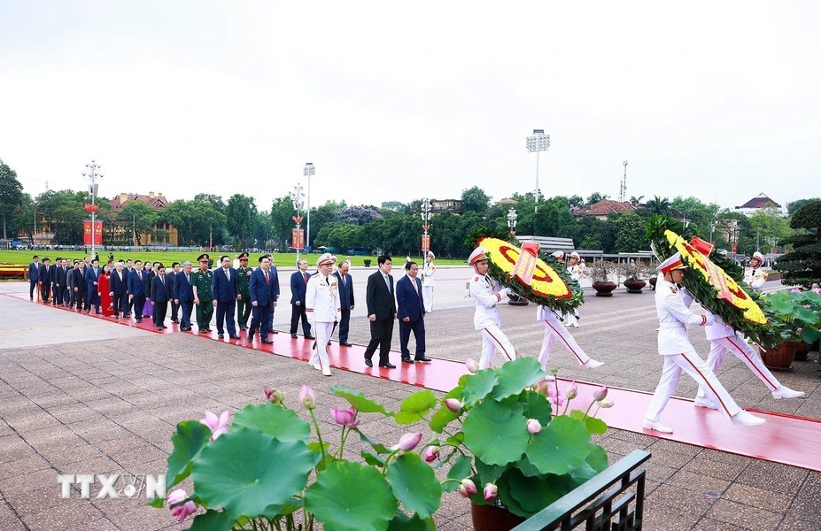 Đo&agrave;n đại biểu l&atilde;nh đạo, nguy&ecirc;n l&atilde;nh đạo Đảng, Nh&agrave; nước đặt v&ograve;ng hoa v&agrave; v&agrave;o Lăng viếng Chủ tịch Hồ Ch&iacute; Minh. (Ảnh Dương Giang/TTXVN) &nbsp;