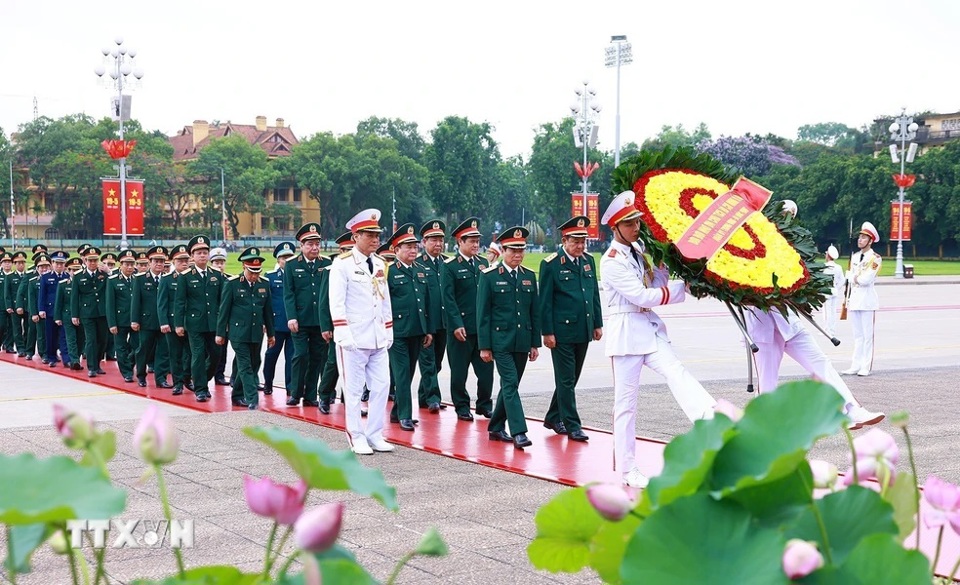 Đo&agrave;n đại biểu Qu&acirc;n ủy Trung ương - Bộ Quốc ph&ograve;ng v&agrave;o Lăng viếng Chủ tịch Hồ Ch&iacute; Minh. (Ảnh Dương Giang/TTXVN) &nbsp;