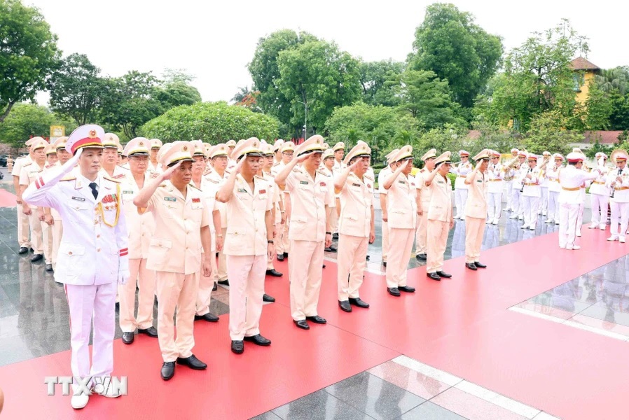 Đo&agrave;n đại biểu Đảng ủy C&ocirc;ng an Trung ương - Bộ C&ocirc;ng an tới đặt v&ograve;ng hoa tưởng niệm c&aacute;c Anh h&ugrave;ng Liệt sỹ. (Ảnh: Phạm Ki&ecirc;n/TTXVN) &nbsp;