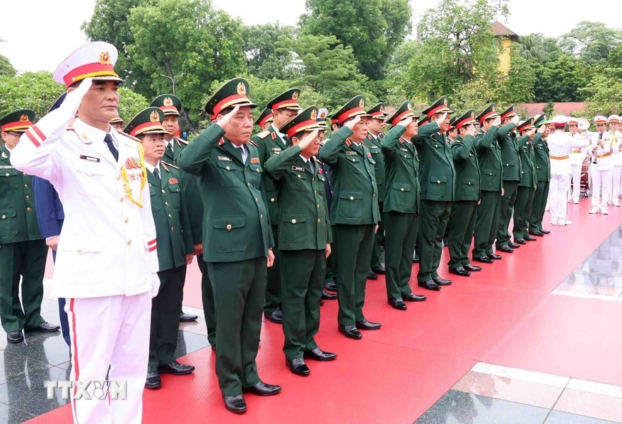 Đo&agrave;n đại biểu Qu&acirc;n ủy Trung ương - Bộ Quốc ph&ograve;ng tới đặt v&ograve;ng hoa tưởng niệm c&aacute;c Anh h&ugrave;ng Liệt sỹ. (Ảnh: Phạm Ki&ecirc;n/TTXVN) &nbsp;