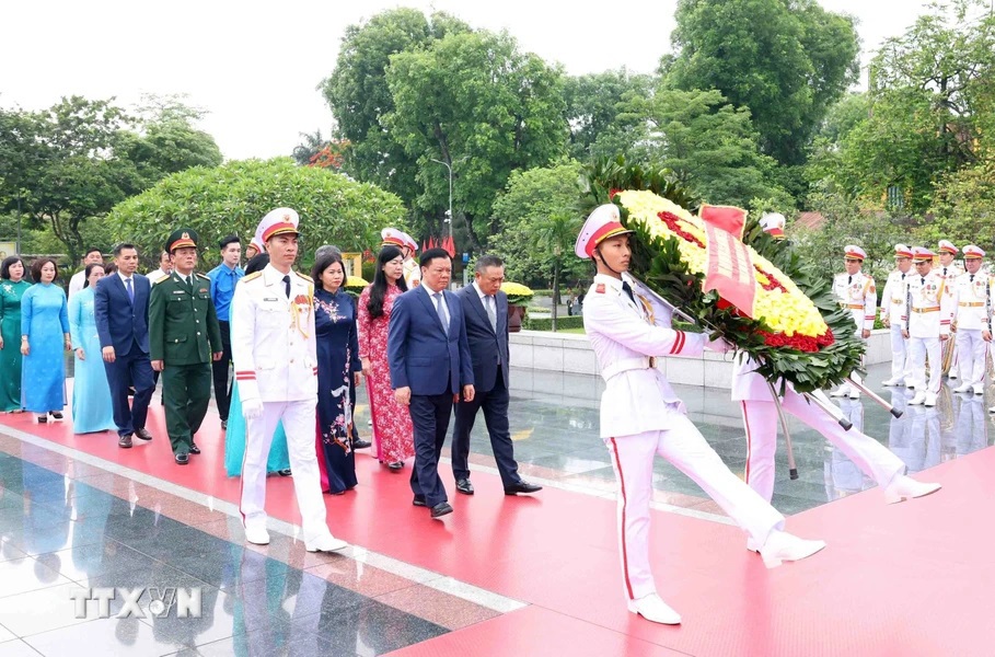 Đo&agrave;n đại biểu Th&agrave;nh ủy, HĐND, UBND, Ủy ban MTTQ TP H&agrave; Nội tới đặt v&ograve;ng hoa tưởng niệm c&aacute;c Anh h&ugrave;ng Liệt sỹ. (Ảnh: Phạm Ki&ecirc;n/TTXVN) &nbsp;