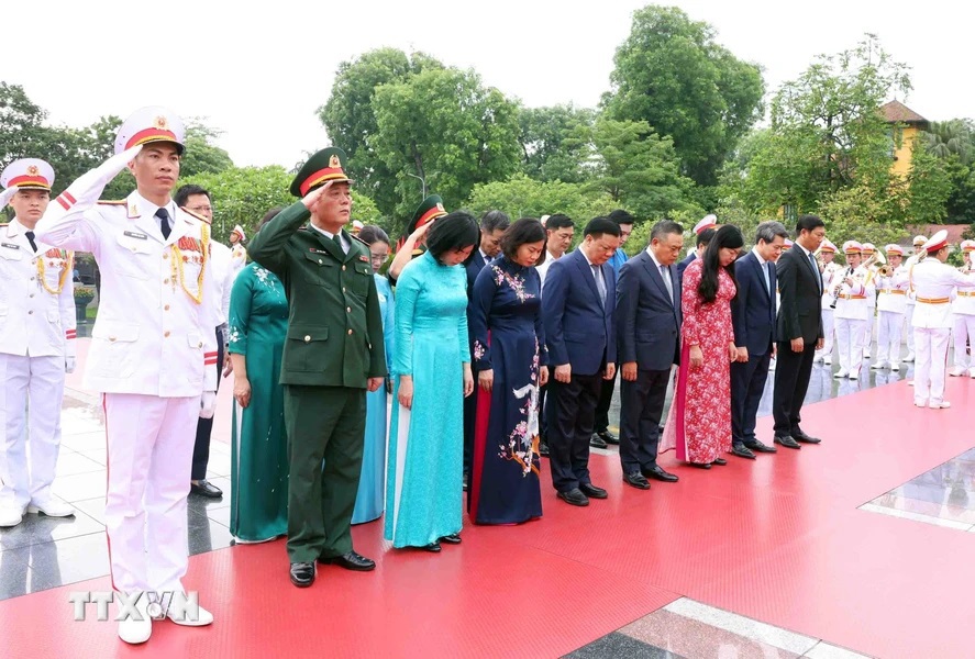 Đo&agrave;n đại biểu Th&agrave;nh ủy, HĐND, UBND, Ủy ban MTTQ TP H&agrave; Nội tới đặt v&ograve;ng hoa tưởng niệm c&aacute;c Anh h&ugrave;ng Liệt sỹ. (Ảnh: Phạm Ki&ecirc;n/TTXVN)