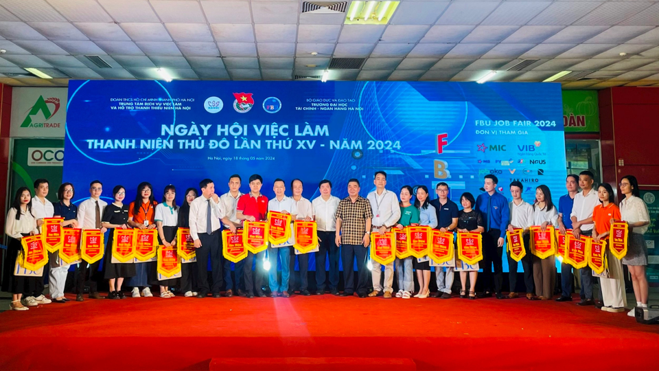 Ban Tổ chức trao cờ lưu niệm tặng đại diện caacute;c doanh nghiệp tham dự Ngagrave;y hội việc lagrave;m thanh niecirc;n Thủ đocirc; 2024