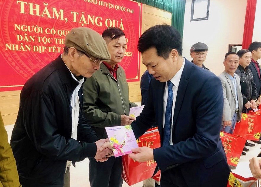 Trưởng Ban D&acirc;n tộc TP H&agrave; Nội Nguyễn Nguy&ecirc;n Qu&acirc;n trao tặng qu&agrave; dịp lễ tết cho người c&oacute; uy t&iacute;n v&ugrave;ng đồng b&agrave;o d&acirc;n tộc thiểu số. Ảnh: L&acirc;m Nguyễn