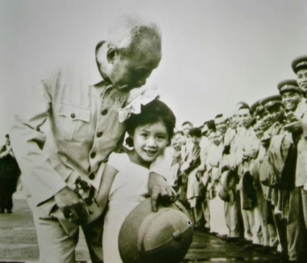 Bagrave; Vương Phong vinh dự được chụp ảnh cugrave;ng Baacute;c Hồ năm 1957, ảnh NVCC.
