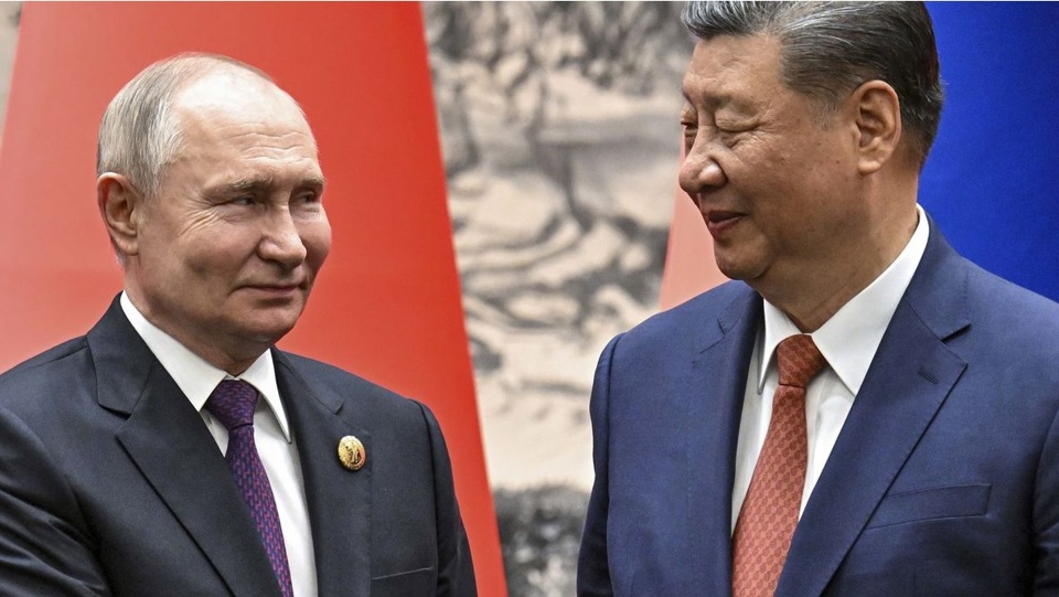 Chủ tịch Trung Quốc Tập Cận B&igrave;nh (phải) v&agrave; Tổng thống Nga Vladimir Putin bắt tay trước cuộc hội đ&agrave;m ở Bắc Kinh, Trung Quốc, ng&agrave;y 16/5/2024. Ảnh: AP&nbsp;
