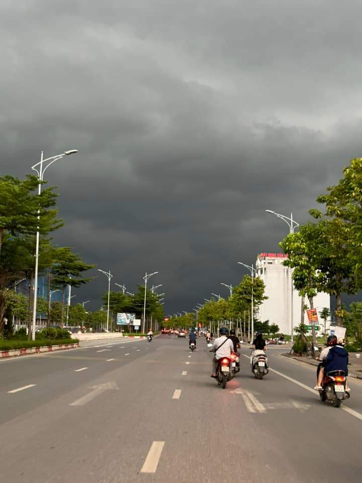 Hà Nội: Bầu trời đen kịt trước trận mưa lớn chiều 19/5 - Ảnh 4