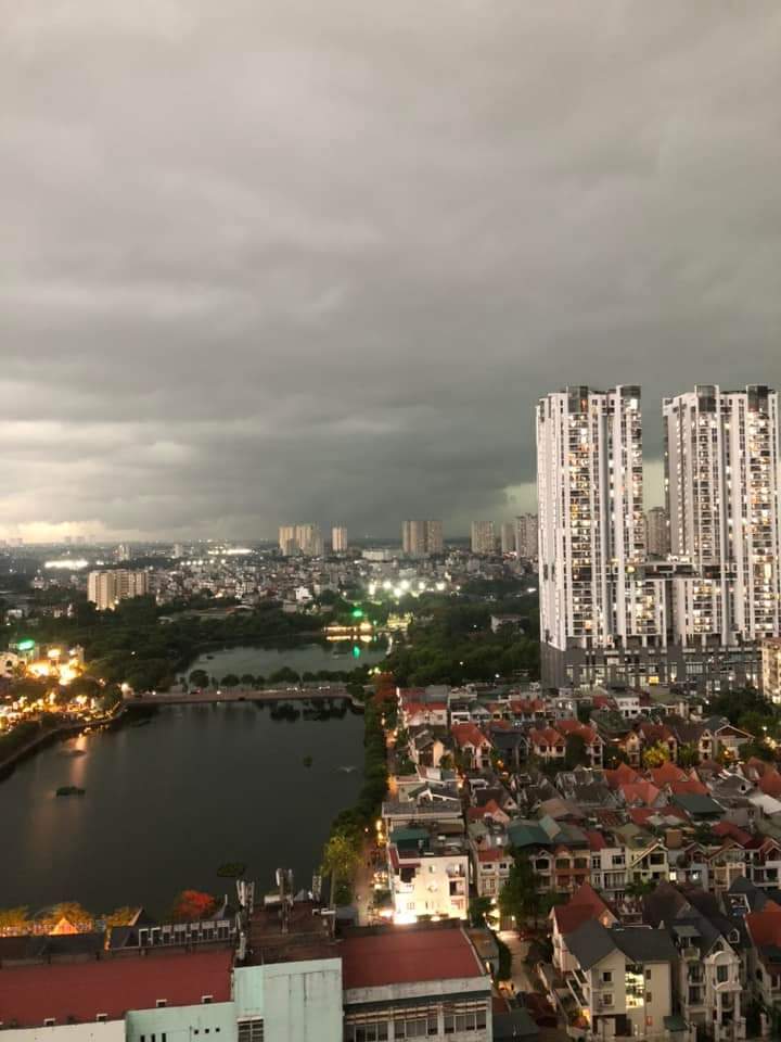 Hà Nội: Bầu trời đen kịt trước trận mưa lớn chiều 19/5 - Ảnh 2