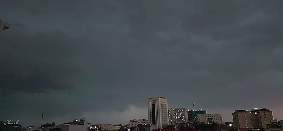Hà Nội: Bầu trời đen kịt trước trận mưa lớn chiều 19/5 - Ảnh 5