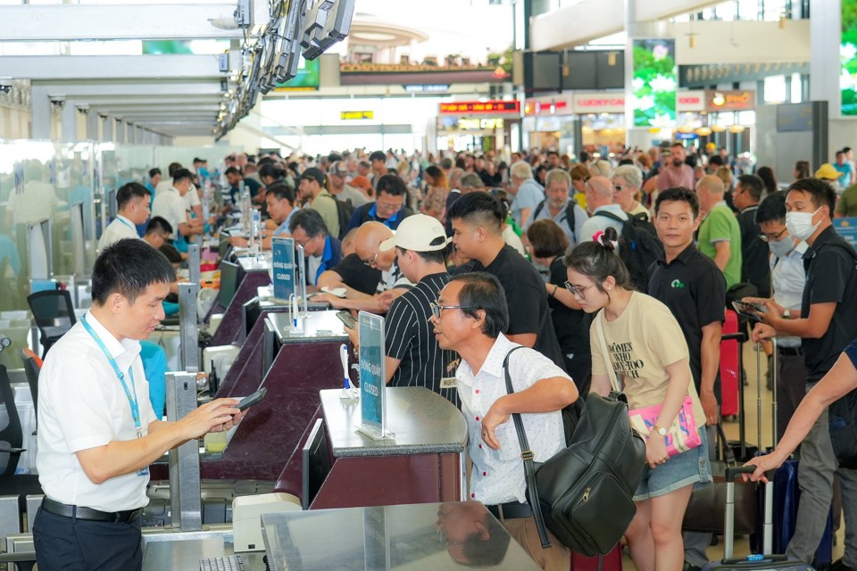 Hành khách làm thủ tục tại cửa khẩu Sân bay Quốc tế Nội Bài. Ảnh: Anh Tú