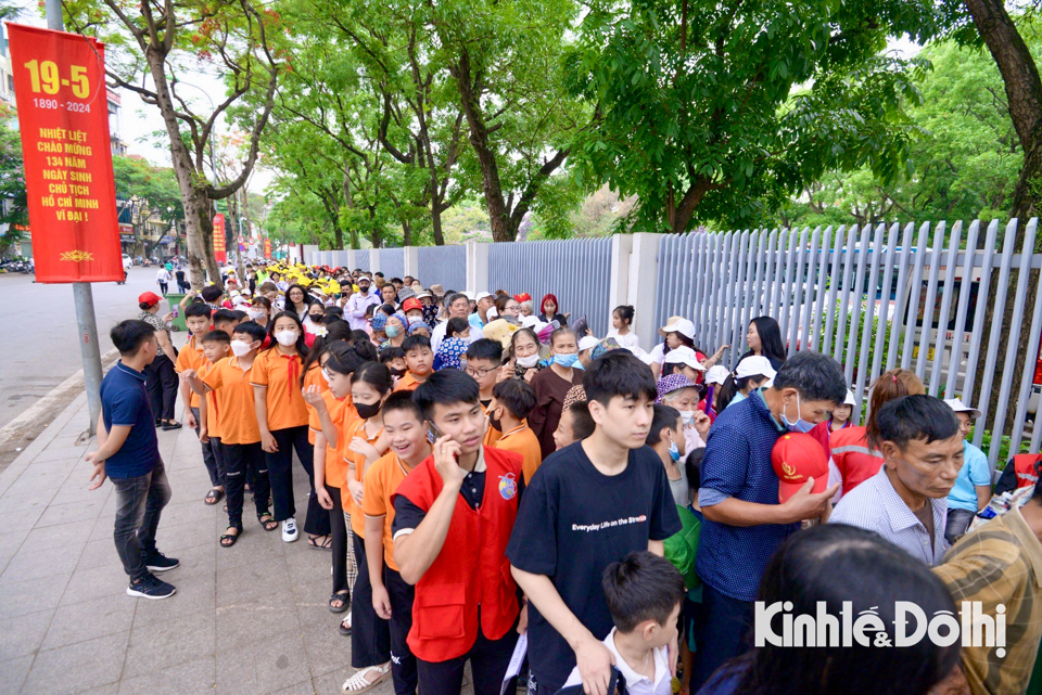 Sinh thời, Chủ tịch Hồ Ch&iacute; Minh đ&atilde; kh&ocirc;ng ngừng chăm lo, bồi dưỡng thế hệ trẻ. Đặc biệt, B&aacute;c lu&ocirc;n d&agrave;nh cho c&aacute;c ch&aacute;u thiếu ni&ecirc;n nhi đồng mu&ocirc;n v&agrave;n t&igrave;nh th&acirc;n y&ecirc;u, một niềm tin vững chắc v&agrave;o khả năng c&aacute;ch mạng to lớn của tuổi trẻ Việt Nam.