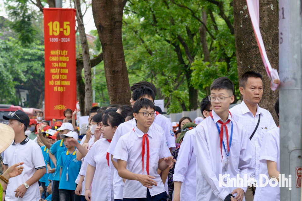 Người dân khắp mọi miền Tổ quốc vào Lăng viếng Chủ tịch Hồ Chí Minh - Ảnh 1