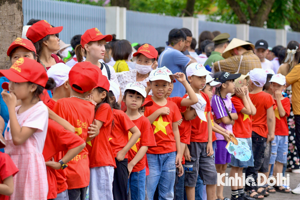 Người dân khắp mọi miền Tổ quốc vào Lăng viếng Chủ tịch Hồ Chí Minh - Ảnh 3