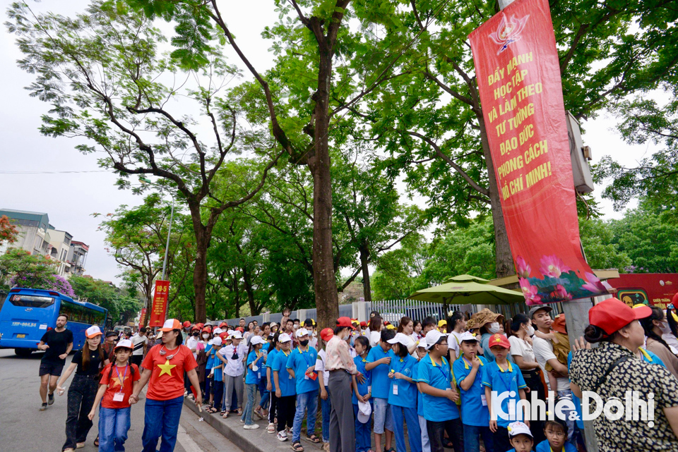 Người dân khắp mọi miền Tổ quốc vào Lăng viếng Chủ tịch Hồ Chí Minh - Ảnh 4