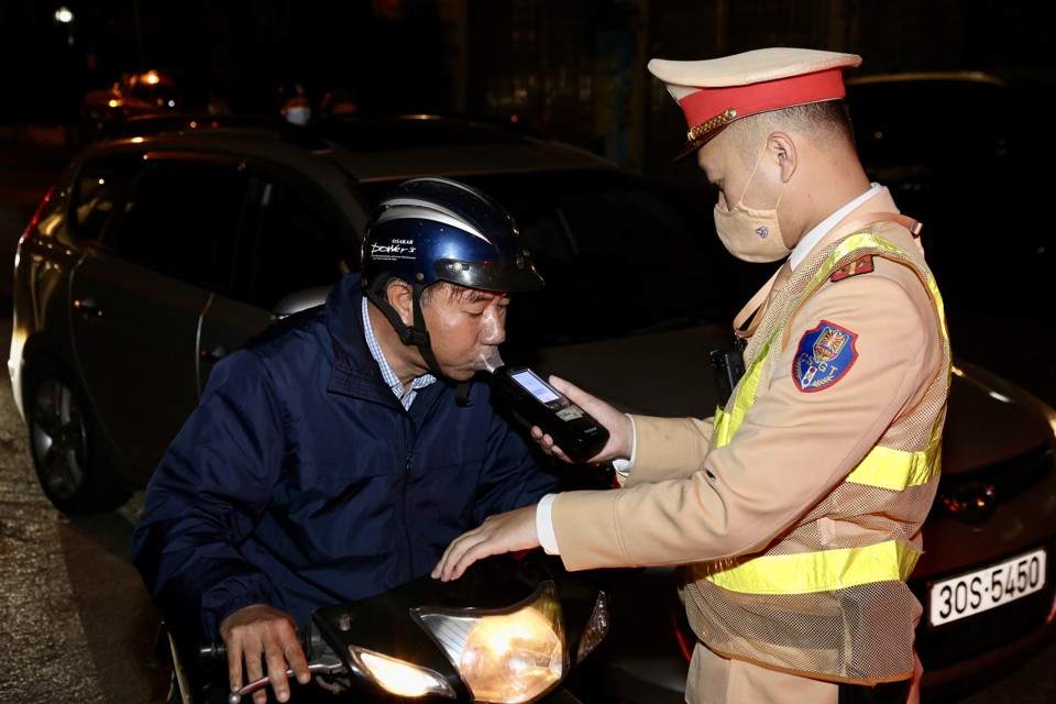 Lực lượng Cảnh sát giao thông (Công an Thành phố Hà Nội) kiểm tra nồng độ cồn người tham gia giao thông trên phố Quán Thánh. Ảnh: Hải Linh