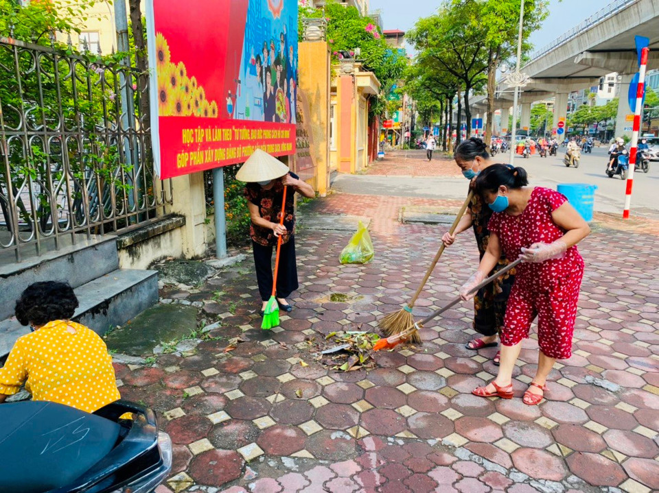 Phụ nữ phường Cầu Diễn, quận Nam Từ Liêm, TP Hà Nội tích cực tham gia làm sạch đường phố. Ảnh: Lam Trinh