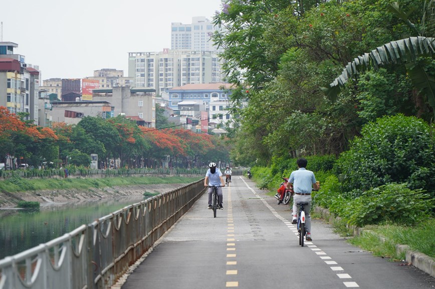 Rác thải ngổn ngang trên đường dành riêng cho xe đạp tại Hà Nội - Ảnh 7