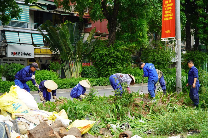 Rác thải ngổn ngang trên đường dành riêng cho xe đạp tại Hà Nội - Ảnh 10