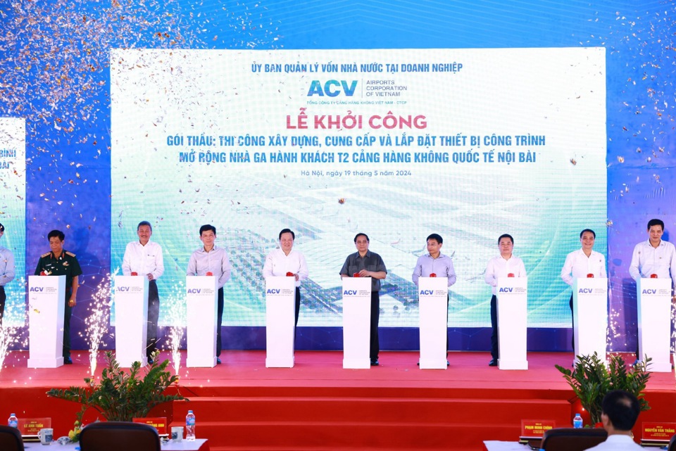 Thủ tướng Chính phủ Phạm Minh Chính và các đại biểu bấm nút khởi công Dự án mở rộng Nhà ga T2 sân bay Nội Bài. Ảnh: Nhật Bắc