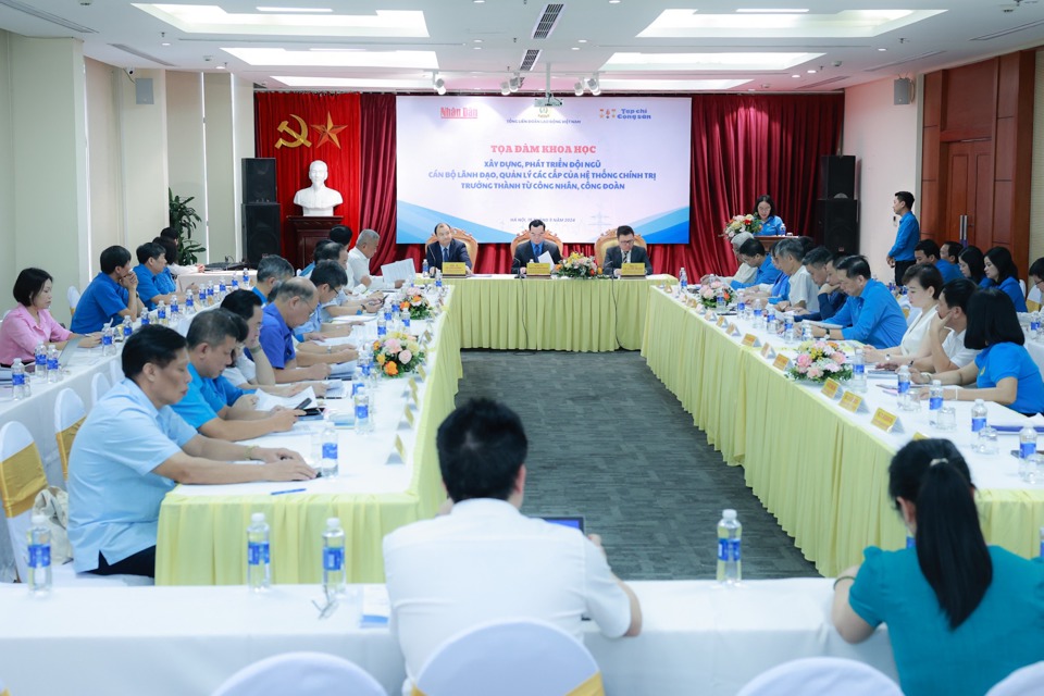 Quang cảnh buổi tọa đ&agrave;m s&aacute;ng 19/5