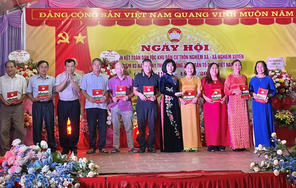 Ph&oacute; Chủ tịch Thường trực HĐND TP H&agrave; Nội Ph&ugrave;ng Thị Hồng H&agrave; tặng qu&agrave; cho c&aacute;c hộ gia đ&igrave;nh tr&ecirc;n địa b&agrave;n th&ocirc;n Nghi&ecirc;m X&aacute;, x&atilde; Nghi&ecirc;m Xuy&ecirc;n