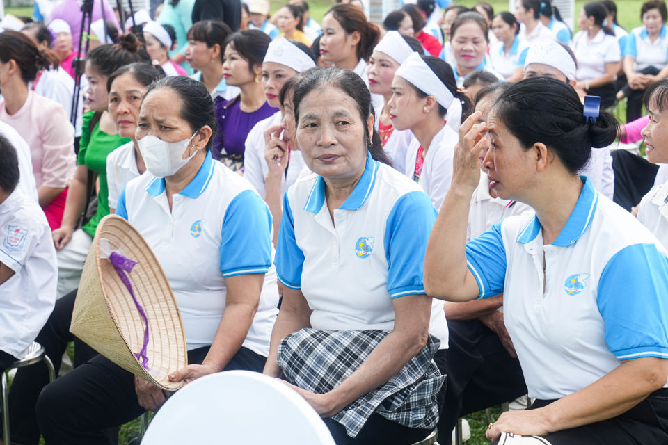 Phụ nữ tr&ecirc;n địa b&agrave;n huyện Ba V&igrave; tham dự lễ m&iacute;t tinh