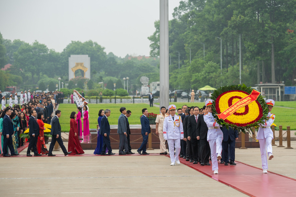 Đại biểu Quốc hội vào Lăng viếng Chủ tịch Hồ Chí Minh - Ảnh 1
