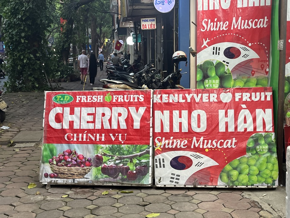 Nhiều cửa h&agrave;ng kinh doanh tr&aacute;i c&acirc;y&nbsp;Klever Fruit ngang nhi&ecirc;n chiếm dụng vỉa h&egrave; l&agrave;m nơi kinh doanh, quảng c&aacute;o sản phẩm.