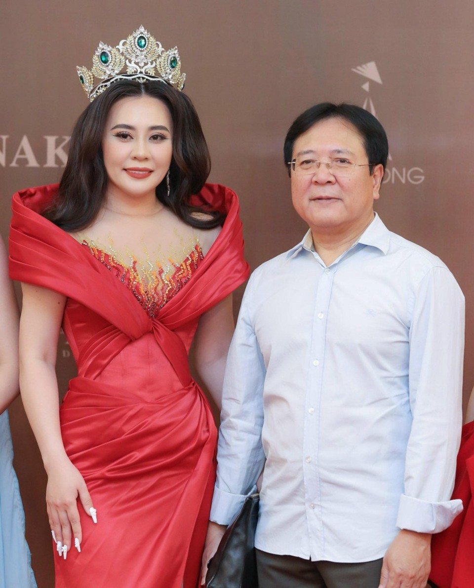 Hoa hậu Phan Kim Oanh - Trưởng Ban Tổ chức vagrave; NSND Vương Duy Biecirc;n - Giaacute;m khảo cuộc thi Mrs Grand Vietnam 2024