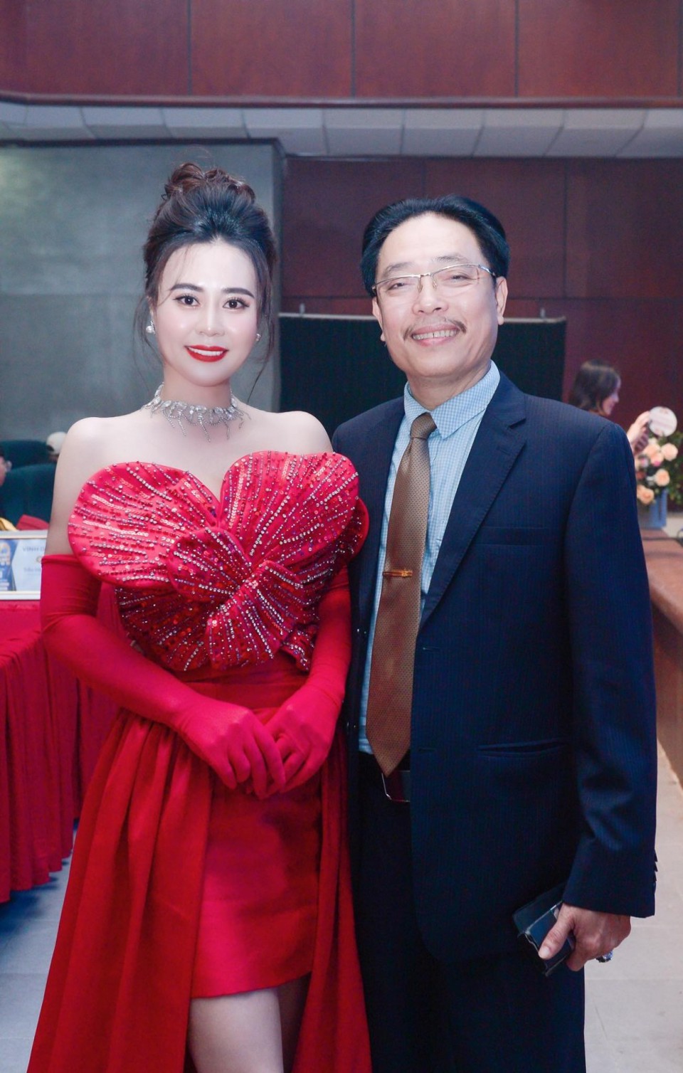 Hoa hậu Phan Kim Oanh vagrave; nghệ sĩ Minh Tuấn - thagrave;nh viecirc;n Ban Giaacute;m khảo