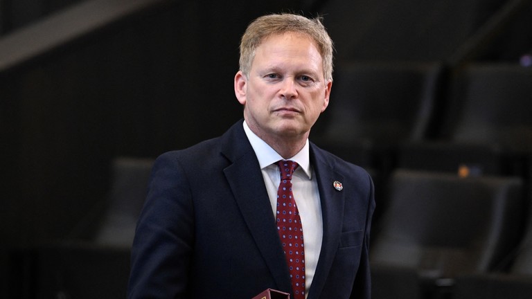 Bộ trưởng Quốc ph&ograve;ng Anh Grant Shapps. Ảnh: AFP