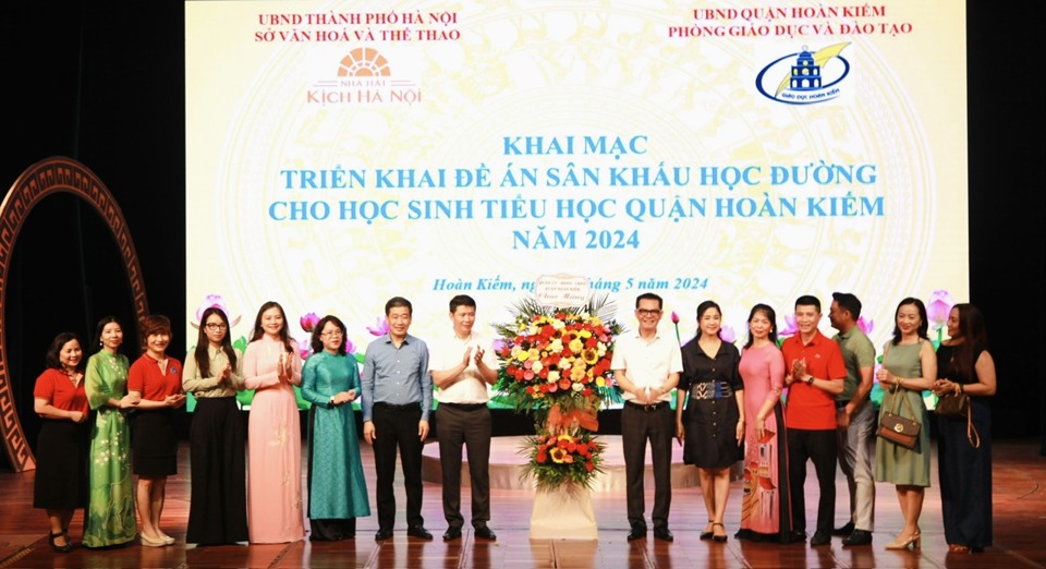 Lãnh đạo quận Hoàn Kiếm và lãnh đạo Nhà hát Kịch Hà Nội tại khai mạc chương trình