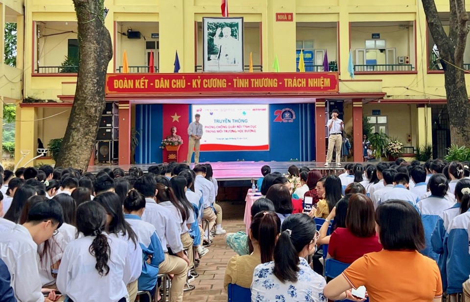 Chương tr&igrave;nh truyền th&ocirc;ng ph&ograve;ng chống quấy rối t&igrave;nh dục tại trường THPT Trung Gi&atilde; (huyện S&oacute;c Sơn).