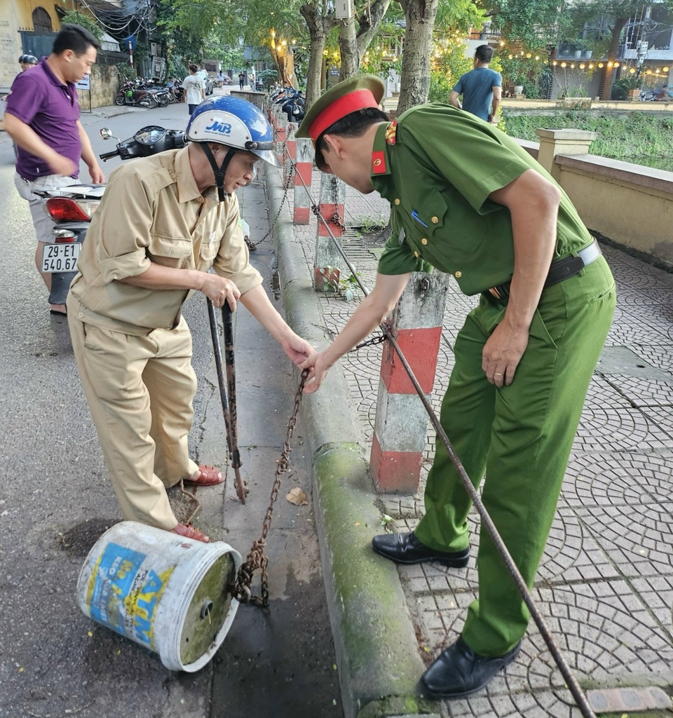 Lực lượng chức năng phường Laacute;ng Thượng thaacute;o dỡ vi phạm.