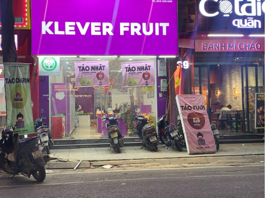 Cửa h&agrave;ng Klever Fruit số 41 Lạc Trung dựng biển quảng c&aacute;o cản trở đường đi lại của người d&acirc;n.