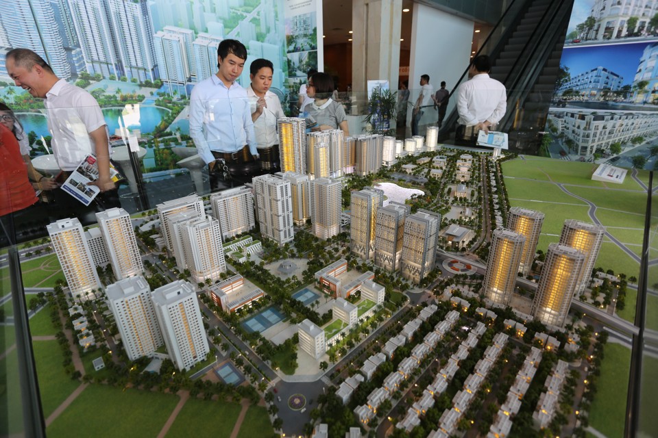 Nhà đầu tư tham khảo dự án bất động sản ở Hà Nội. Ảnh: Công Hùng