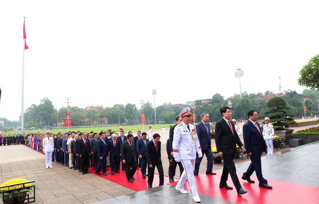 L&atilde;nh đạo Đảng, Nh&agrave; nước, Mặt trận Tổ quốc Việt Nam v&agrave; c&aacute;c đại biểu Quốc hội v&agrave;o Lăng viếng Chủ tịch Hồ Ch&iacute; Minh trước phi&ecirc;n khai mạc Kỳ họp thứ 7 Quốc hội kh&oacute;a XV. Ảnh: Quochoi.vn