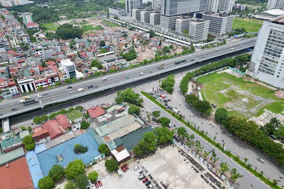 C&aacute;ch đ&oacute; khoảng 4km, Sở GTVT cũng đang nghi&ecirc;n cứu x&acirc;y dựng hầm chui đường Ho&agrave;ng Quốc Việt k&eacute;o d&agrave;i với đường Phạm Văn Đồng v&agrave; kết nối với phố Trần Vỹ. Đ&acirc;y l&agrave; dự &aacute;n nh&oacute;m B, tổng mức đầu tư (dự kiến) l&agrave; 2.293 tỷ đồng, trong đ&oacute; giải ph&oacute;ng mặt bằng l&agrave; 1.216 tỷ đồng, x&acirc;y lắp l&agrave; 1.077 tỷ đồng.