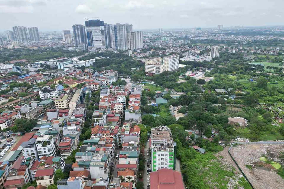 Mở rộng mặt đường Ho&agrave;ng Quốc Việt đủ đảm bảo lưu th&ocirc;ng cho c&aacute;c hướng tr&ecirc;n mặt đất tối thiểu mỗi chiều 2 l&agrave;n xe tr&ecirc;n nguy&ecirc;n tắc tu&acirc;n thủ chỉ giới đường hiện tại. Trong ảnh l&agrave; khu vực dự kiến hầm chui sẽ đi qua.