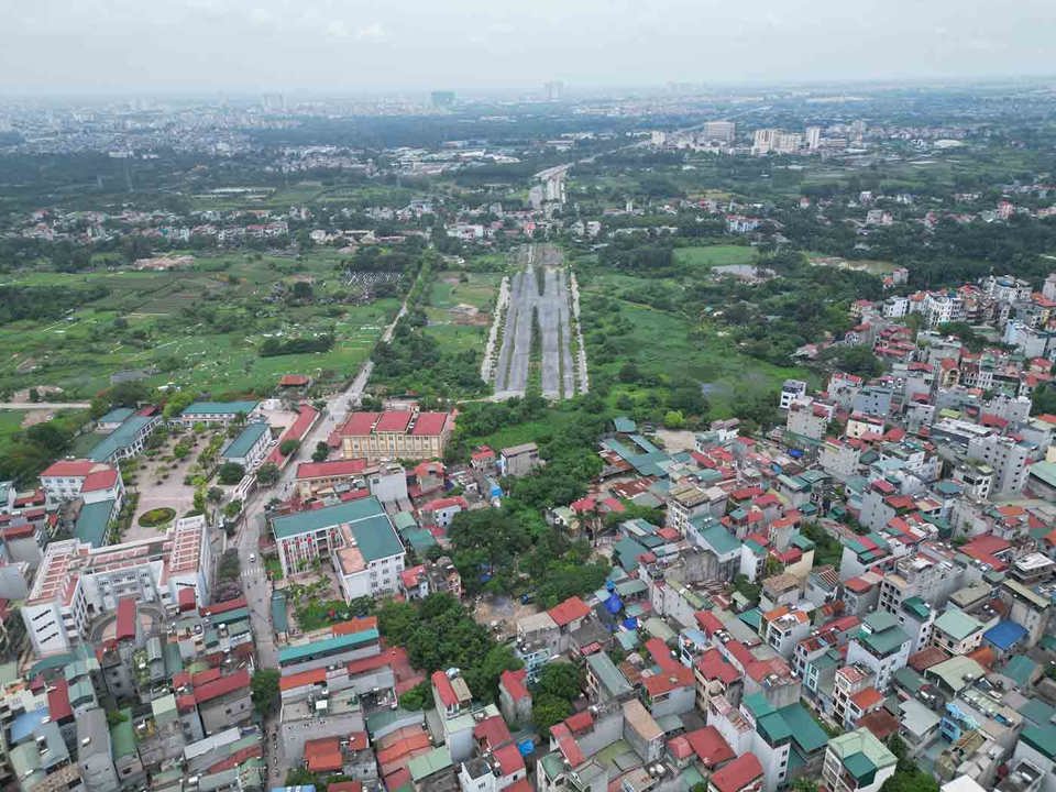 Hiện nay, trục T&acirc;y Thăng Long đoạn qua khu vực nghi&ecirc;n cứu dự &aacute;n đang triển khai thi c&ocirc;ng. Tuy nhi&ecirc;n c&ograve;n vướng c&ocirc;ng t&aacute;c giải ph&oacute;ng mặt bằng n&ecirc;n c&ograve;n 500m đoạn từ Phạm Văn Đồng đi Văn Tiến Dũng chưa thể triển khai. Sở GTVT đề nghị UBND TP H&agrave; Nội chỉ đạo quận Bắc Từ Li&ecirc;m đẩy nhanh c&ocirc;ng t&aacute;c giải ph&oacute;ng mặt bằng dự &aacute;n đường trục T&acirc;y Thăng Long để hầm chui sớm được triển khai x&acirc;y dựng.