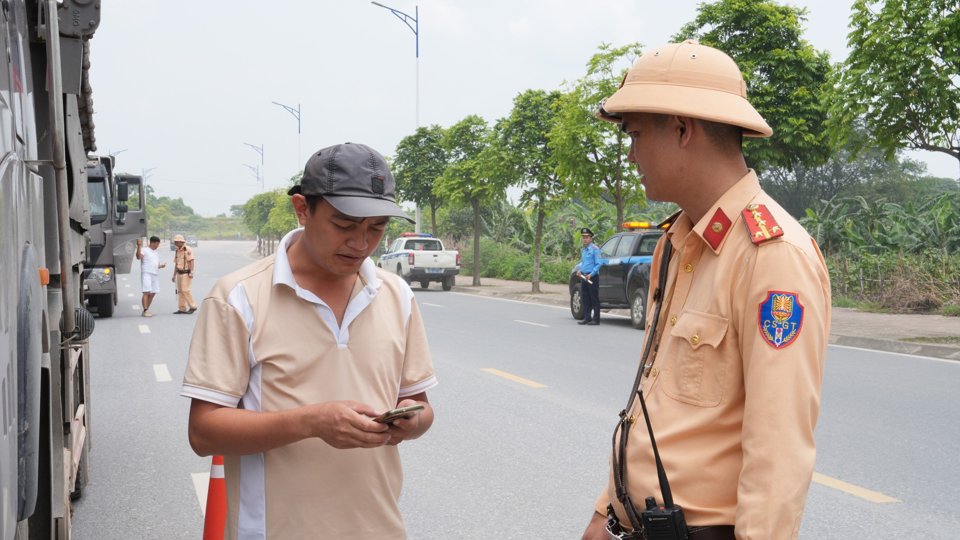 Lực lượng chức năng kiểm tra c&aacute;c xe chở vật liệu x&acirc;y dựng hoạt động tr&ecirc;n đường Ỷ Lan.