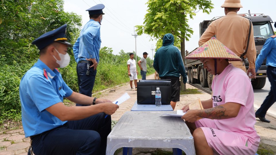 Tổ li&ecirc;n ng&agrave;nh y&ecirc;u cầu l&aacute;i xe k&yacute; cam kết chấp h&agrave;nh nghi&ecirc;m c&aacute;c quy định của ph&aacute;p luật.