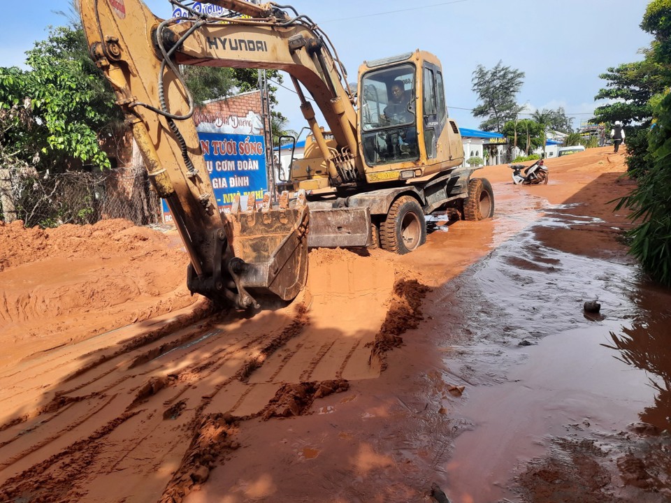 Xe x&uacute;c cũng bị l&uacute;n trong b&ugrave;n c&aacute;t đỏ.