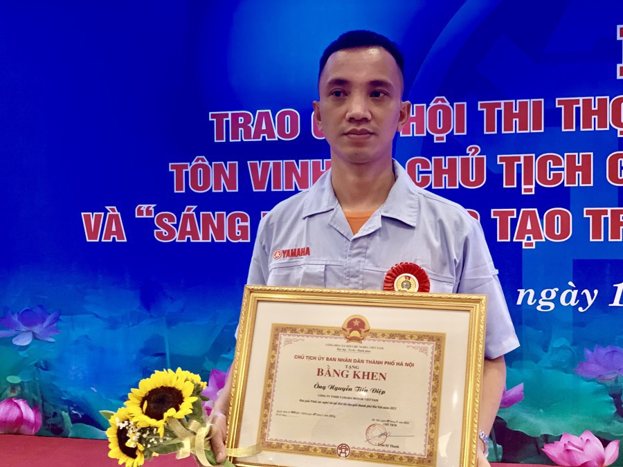 Anh Nguyễn Tiến Điệp - C&ocirc;ng ty TNHH Yamaha Motor Việt Nam nhận Bằng khen của UBND TP H&agrave; Nội tại cuộc thi Thợ giỏi Thủ đ&ocirc; 2023