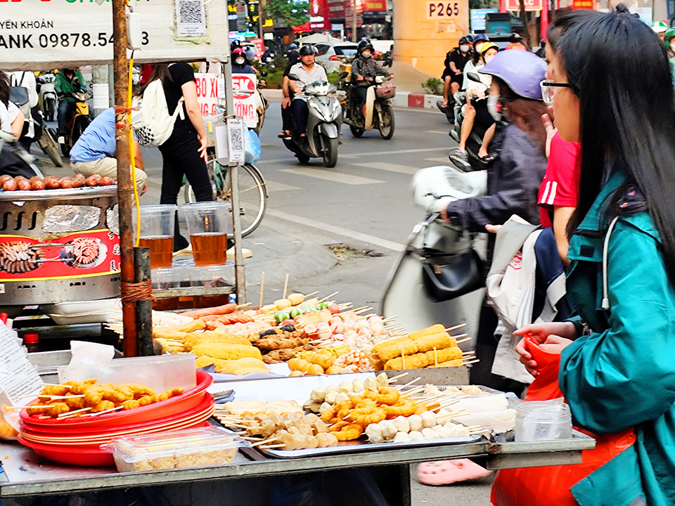 M&oacute;n ăn qu&agrave; vặt kh&ocirc;ng r&otilde; nguồn gốc xuất xứ b&aacute;n tr&agrave;n lan trước cổng một trường học tại H&agrave; Nội