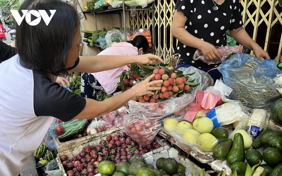 Nhiều gia đ&igrave;nh ở H&agrave; Nội đau đầu với b&agrave;i to&aacute;n chi ti&ecirc;u khi gi&aacute; c&aacute;c loại h&agrave;ng h&oacute;a, thực phẩm ng&agrave;y c&agrave;ng leo thang.