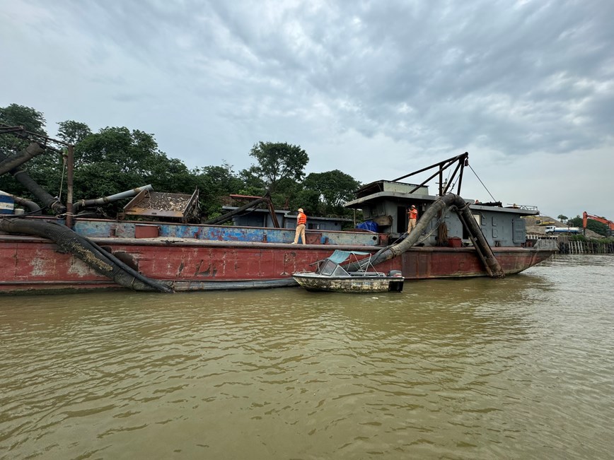 Tăng cường kiểm tra đối với c&aacute;c phương tiện c&oacute; gắn thiết bị, c&ocirc;ng cụ khai th&aacute;c c&aacute;t đ&atilde; kiểm tra