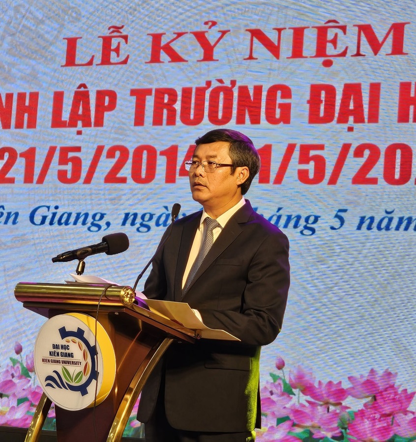 Thứ trưởng Bộ GD&amp;ĐT Nguyễn Văn Ph&uacute;c ph&aacute;t biểu tại buổi lễ. Ảnh Hồng Lĩnh.