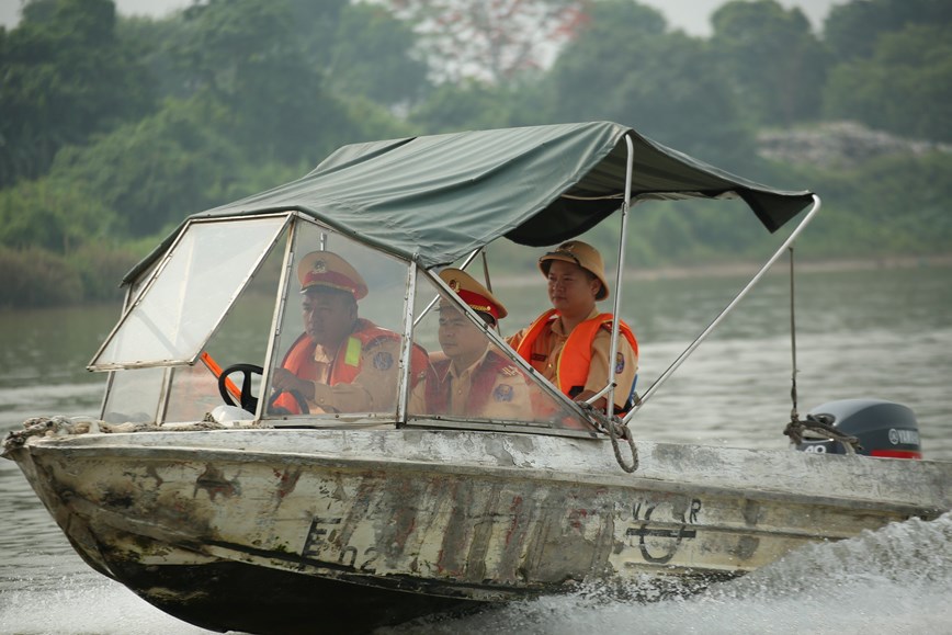 &nbsp;Trước thời điểm bước v&agrave;o m&ugrave;a mưa b&atilde;o, lực lượng CSGT đường thuỷ tăng cường c&ocirc;ng t&aacute;c tuần tra, kiểm so&aacute;t để tuy&ecirc;n truyền, nhắc nhở người d&acirc;n chấp h&agrave;nh c&aacute;c quy định của ph&aacute;p luật khi di chuyển bằng t&agrave;u, thuyền tr&ecirc;n s&ocirc;ng.