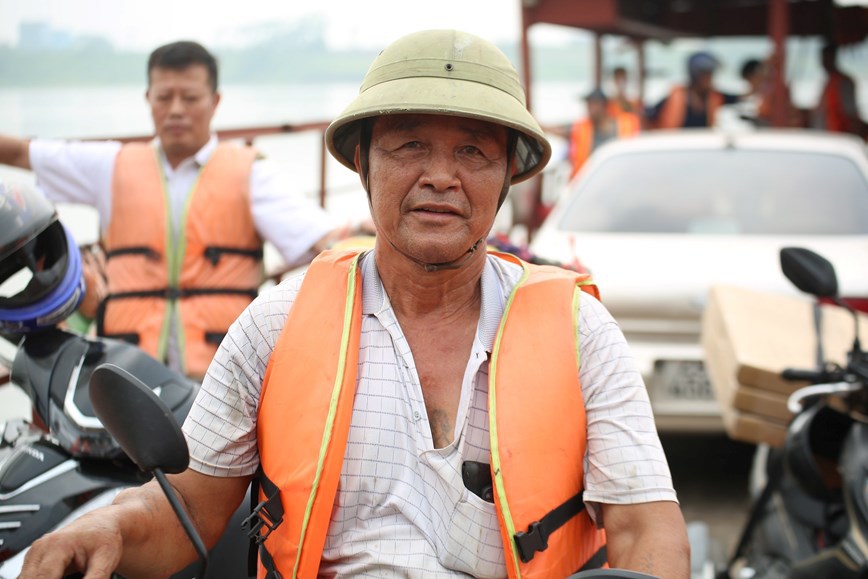 C&aacute;c h&agrave;nh kh&aacute;ch mặc &aacute;o phao khi đi ph&agrave; tr&ecirc;n s&ocirc;ng Hồng.&nbsp;